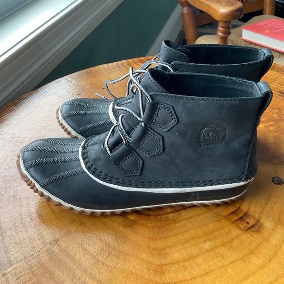 SOREL Out N About Waterproof Black Leather & Rubber Lace Up Duck Boots Size 9 - Picture 1 of 12